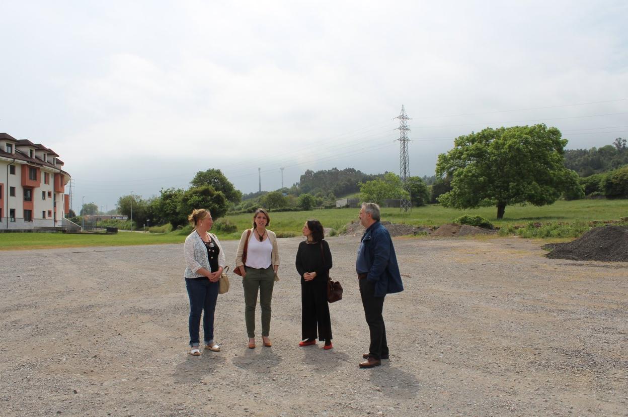 Blanca Gayo, Sandra Cuesta, Melania Álvarez y Fermín Bravo, ayer, en los terrenos de La Posesión donde se edificarán las viviendas públicas. 