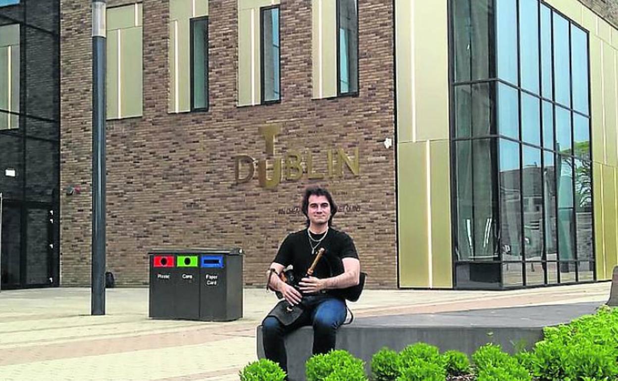 Diego posa con su gaita en la Universidad Tecnológica de Dublín, donde estudia