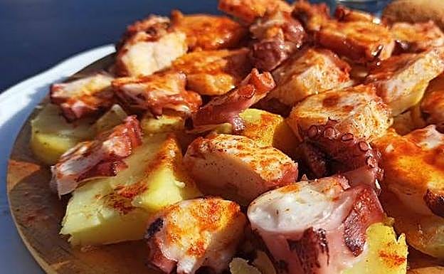 Polbo a feira, pulpo cocido con patatas, pimentón, aceite de oliva y sal. 