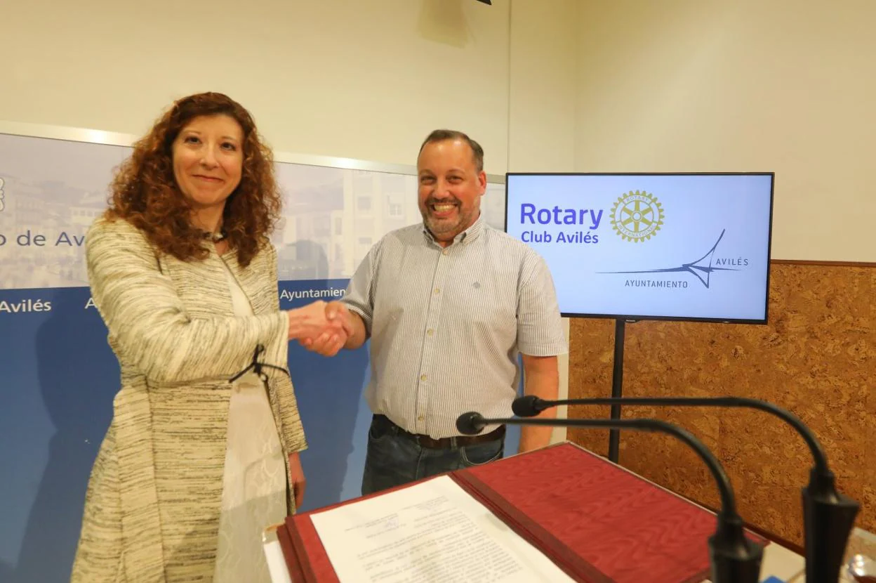 Beatriz Ayuso, presidenta del Rotary, y el concejal de Medio Ambiente, Pelayo García, sellan el acuerdo. 