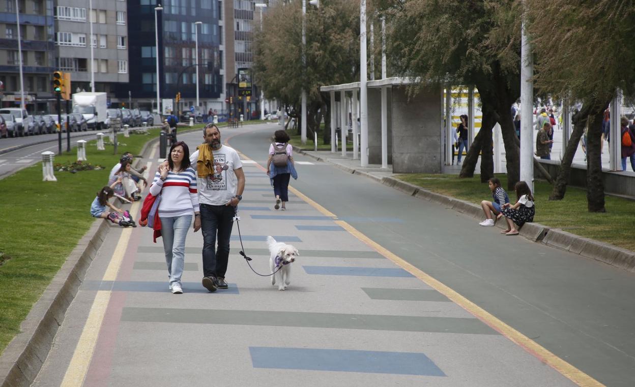 Peatones paseando por el 'cascayu', por donde deberá volver a circular el tráfico tras la sentencia judicial. 