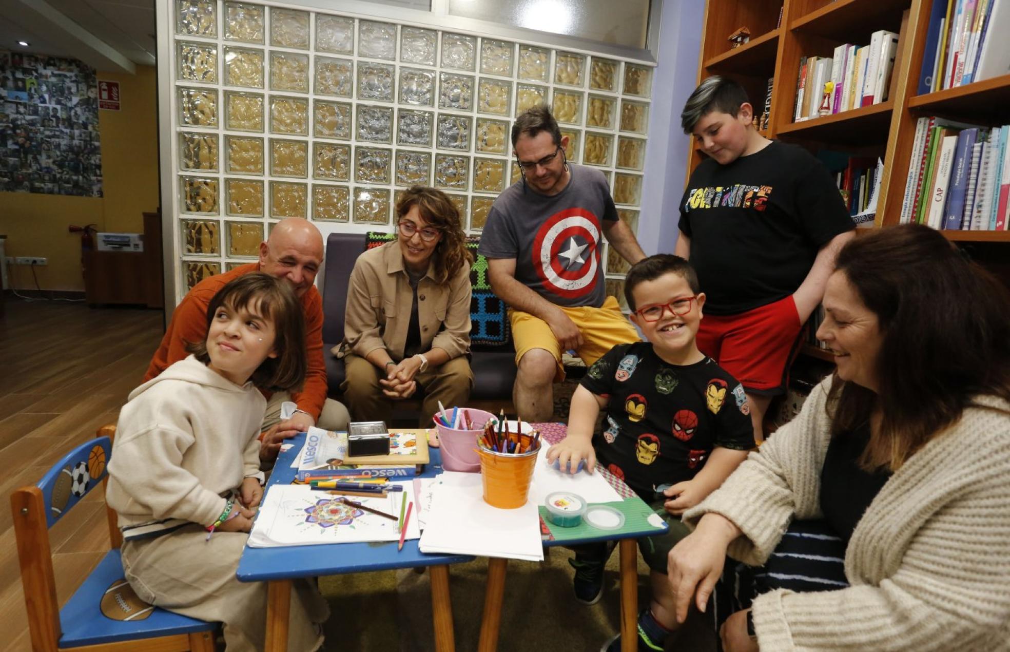 Olivia y Javier, con sus respectivas familias, en la sede de Alpe.