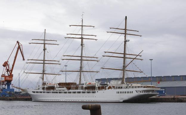 Los pasajeros del 'Sea Cloud Spirit' han paseado esta mañana por las calles de Gijón. 