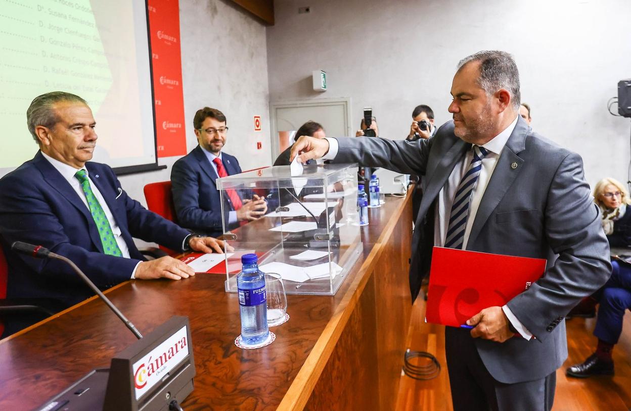 El presidente de la Cámara de Comercio de Oviedo, Carlos Paniceres, deja su voto en la urna durante las votaciones antes de salir reelegido. 