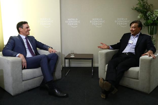 Pedro Sánchez y Lakshmi Mittal, durante su reunión en el Foro de Davos. 