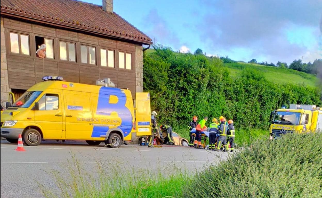 Los bomberos sacar a la mujer del vehículo, en el que quedó atrapada. 