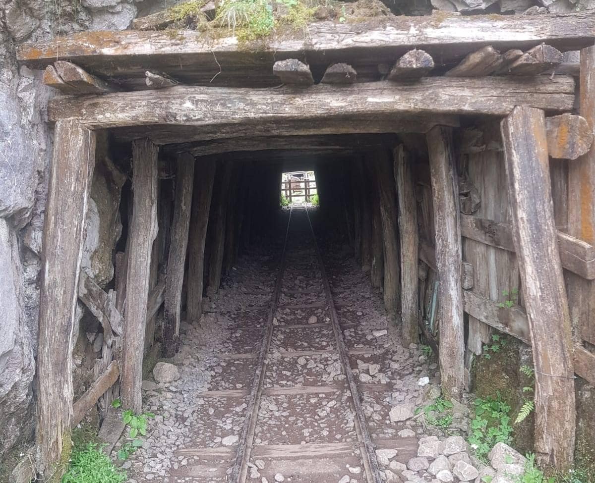 Imagen secundaria 1 - Desde Comella y por la conocida como Senda de Frassinelli, nos adentramos en los restos de la mina de Buferrera, subiendo por el Escaleru y acabando ya muy cerca del Lago Ercina 