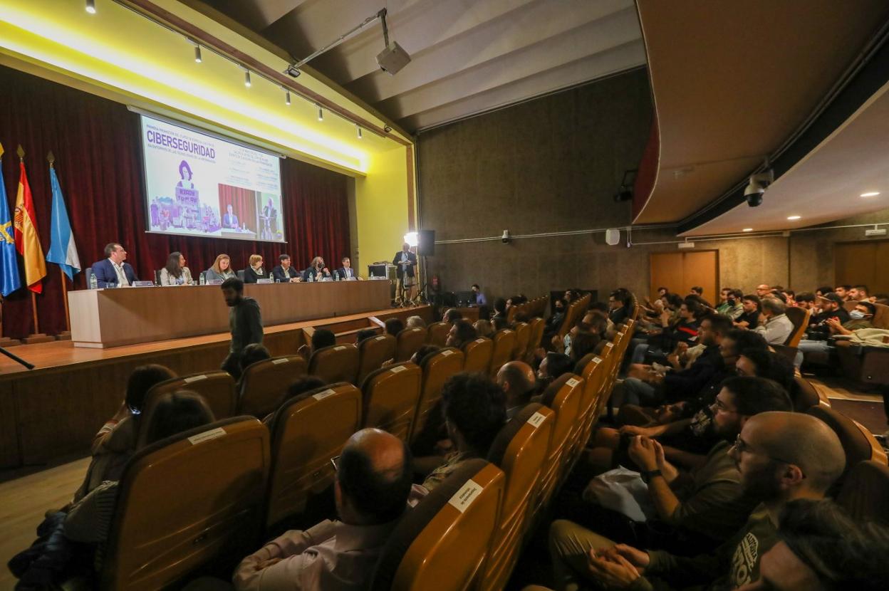 Acto de clasura de la primera promoción del curso de especializado en el CIFP Avilés. 