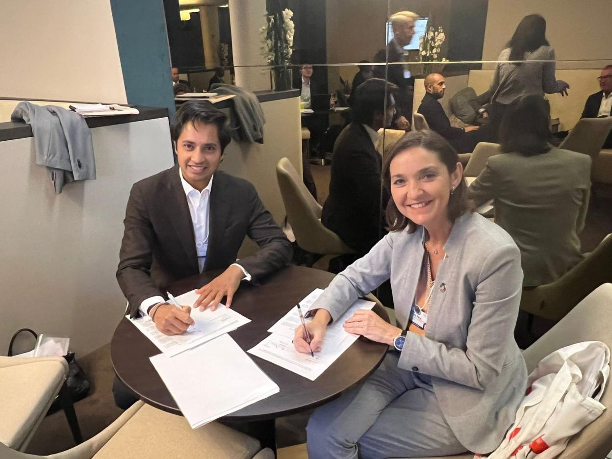 Aditya Mittal y Reyes Maroto firman en el Foro de Davos el acuerdo para la descarbonización de las plantas de ArcelorMittal en Asturias. 