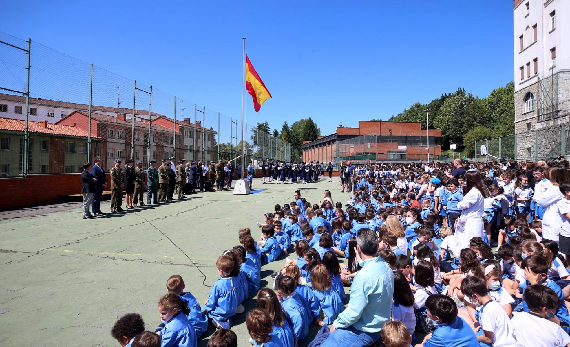 Acto. Los 1.800 alumnos con las autoridades. 