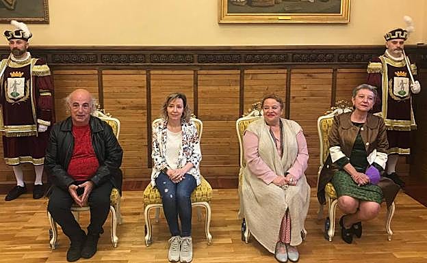 De izquierda a derecha Chus Casado (Quiquilimón), Julia Magdalena (CEPA-Gijón), Carmen Alonso (Alpe) y Felisa Soria, durante el Pleno de concesión de medallas. 
