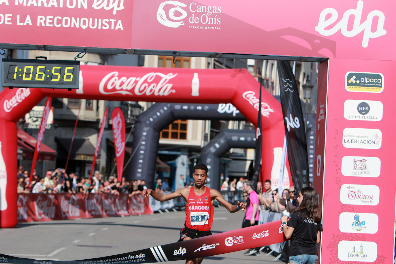 Redouan Nouini y Kautar Boulaid se adjudicaron la victoria en la EdP Media Maratón Ruta de la Reconquista, que volvió a unir deportivamente Cangas de Onís y Covadonga, una de las pruebas más consolidadas del calendario atlético y que volvía después de su ausencia en el programa federativo por la pandemia y un cambio de fechas respecto a la pasada campaña