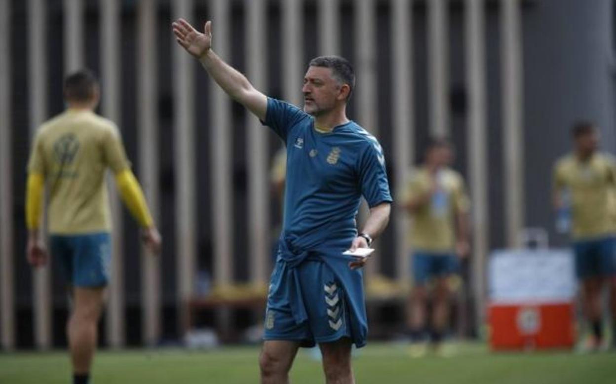 García Pimienta da instrucciones durante una sesión de su equipo. 