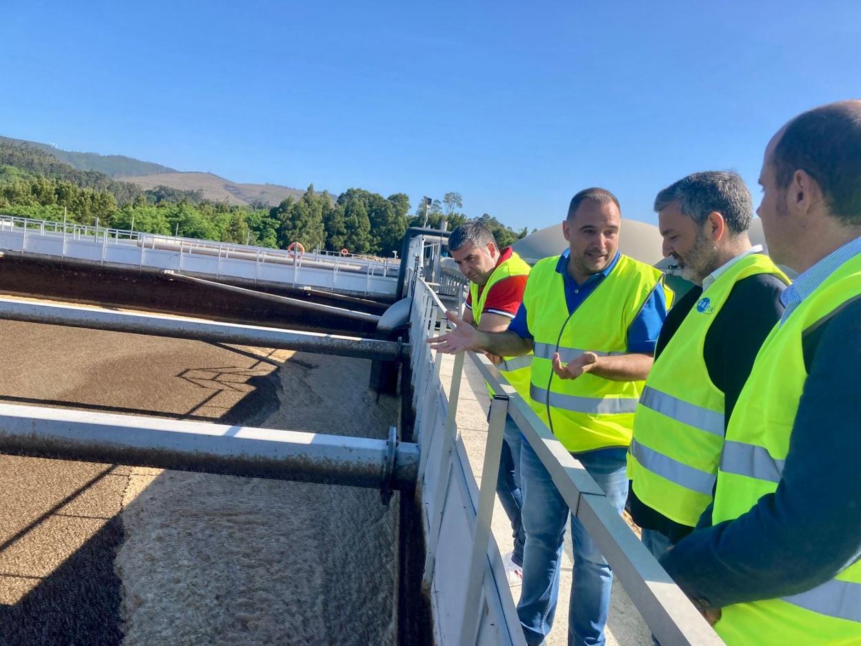 Un momento de la visita del consejero Alejandro Calvo a la planta de purines Biogastur. 