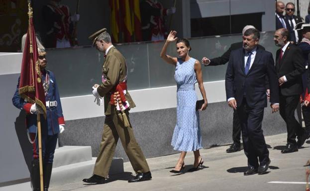 La reina Letizia, saluda durante el acto central del Día de las Fuerzas Armadas.