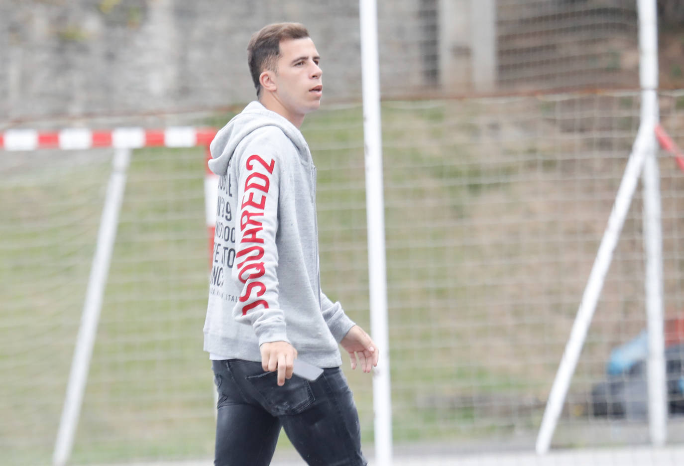 El futuro de los jugadores, con varias salidas previstas, empieza a despejarse. Calavera, Kravets, Bogdan, Berto, Nacho Méndez, Jony, Babin, Berrocal, Marc Valiente, Fran Villalba, Aitor... incluso Djuka, con la mano izquierda inmovilizada, llegan a Mareo para reunirse con Rico y Abelardo. 