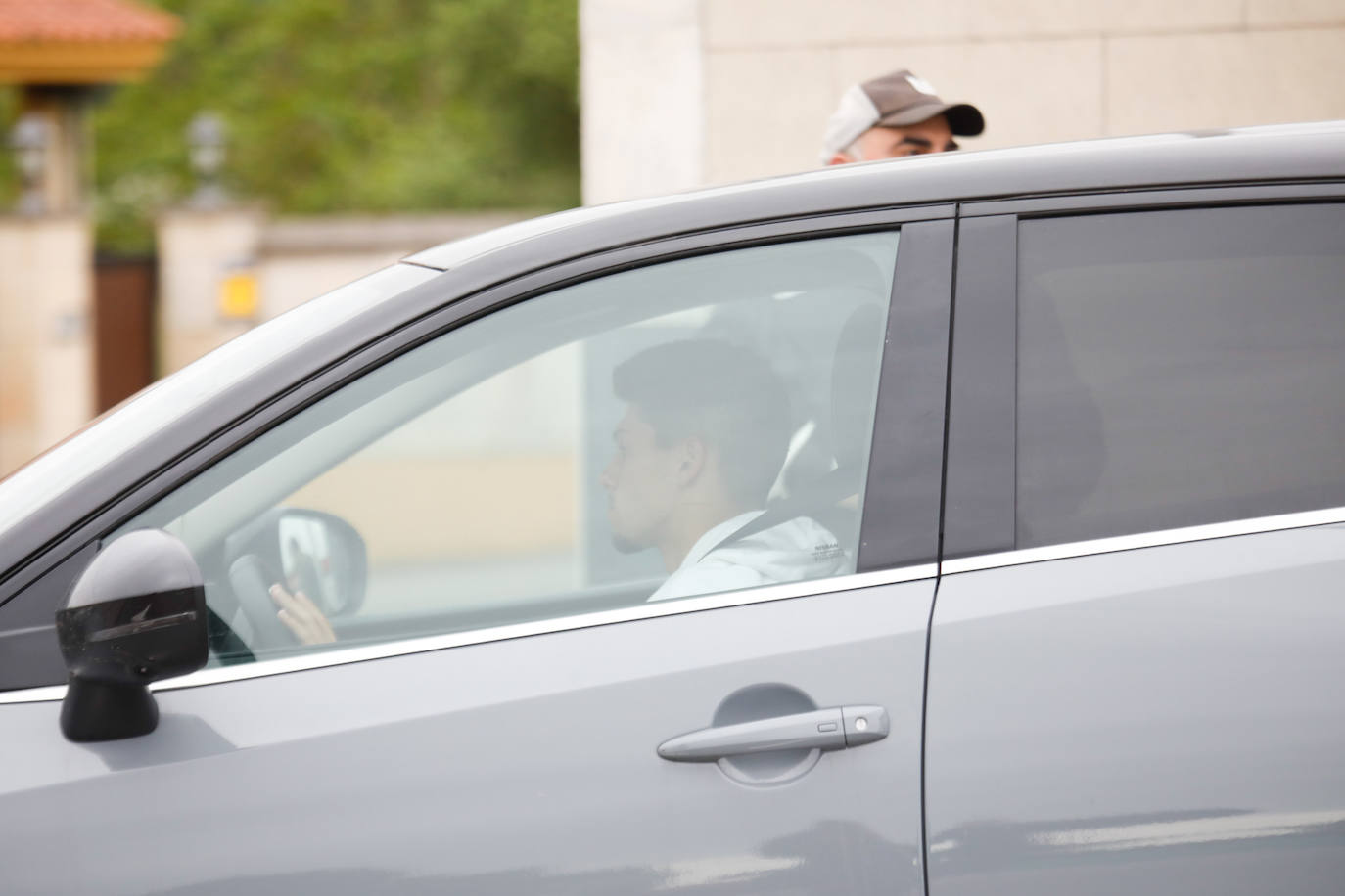 El futuro de los jugadores, con varias salidas previstas, empieza a despejarse. Calavera, Kravets, Bogdan, Berto, Nacho Méndez, Jony, Babin, Berrocal, Marc Valiente, Fran Villalba, Aitor... incluso Djuka, con la mano izquierda inmovilizada, llegan a Mareo para reunirse con Rico y Abelardo. 