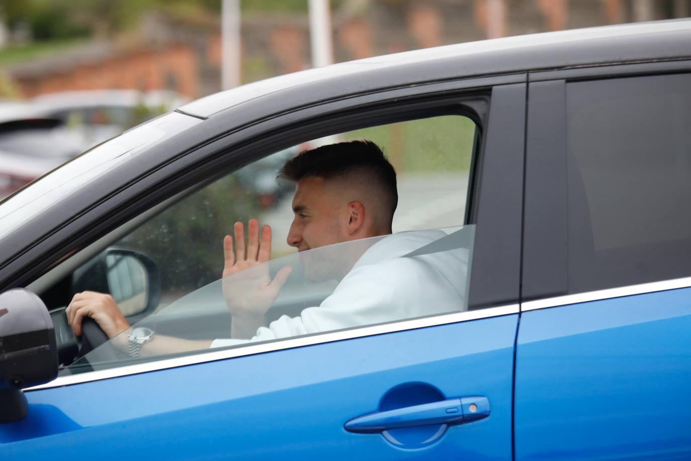 El futuro de los jugadores, con varias salidas previstas, empieza a despejarse. Calavera, Kravets, Bogdan, Berto, Nacho Méndez, Jony, Babin, Berrocal, Marc Valiente, Fran Villalba, Aitor... incluso Djuka, con la mano izquierda inmovilizada, llegan a Mareo para reunirse con Rico y Abelardo. 
