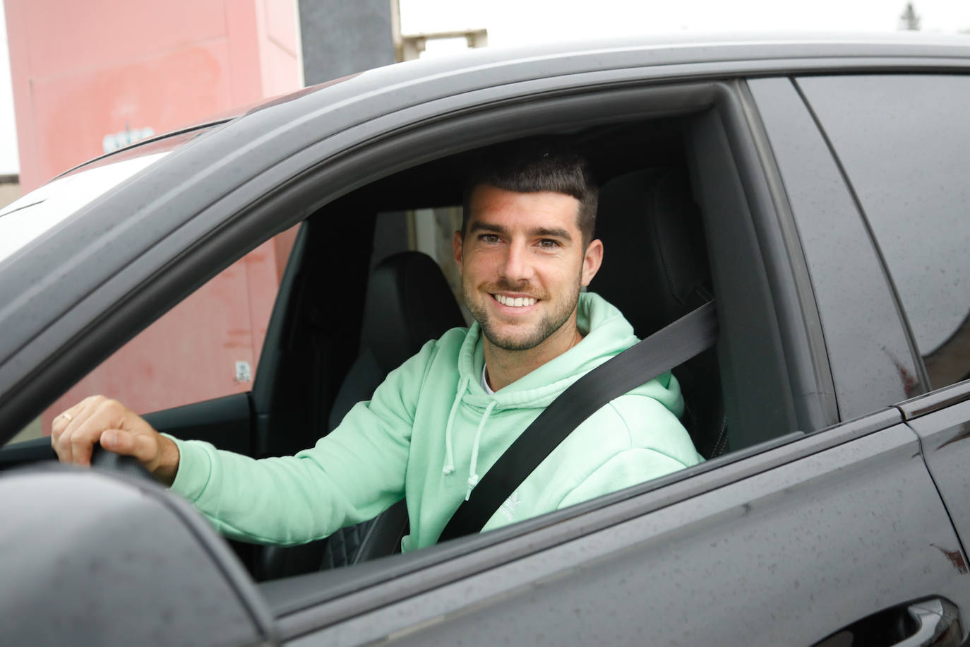 El futuro de los jugadores, con varias salidas previstas, empieza a despejarse. Calavera, Kravets, Bogdan, Berto, Nacho Méndez, Jony, Babin, Berrocal, Marc Valiente, Fran Villalba, Aitor... incluso Djuka, con la mano izquierda inmovilizada, llegan a Mareo para reunirse con Rico y Abelardo. 