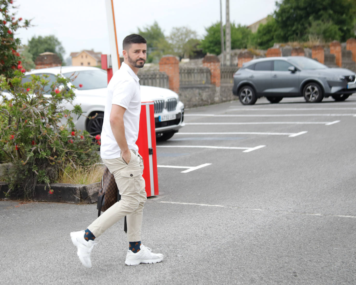 El futuro de los jugadores, con varias salidas previstas, empieza a despejarse. Calavera, Kravets, Bogdan, Berto, Nacho Méndez, Jony, Babin, Berrocal, Marc Valiente, Fran Villalba, Aitor... incluso Djuka, con la mano izquierda inmovilizada, llegan a Mareo para reunirse con Rico y Abelardo. 