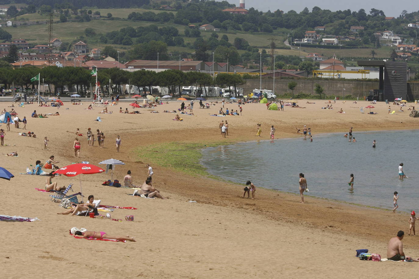 Playa del Arbeyal en Gijón: calidad del agua excelente tanto a la izquierda como a la derecha.