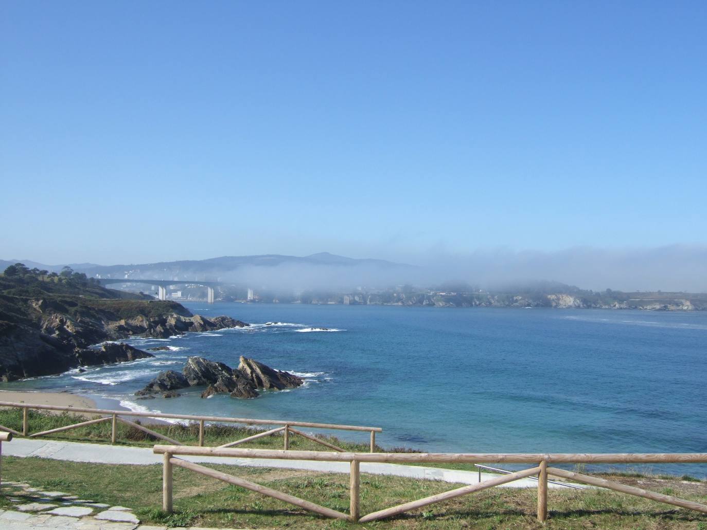 Playa de Arnao en Castropol: calidad del agua excelente.