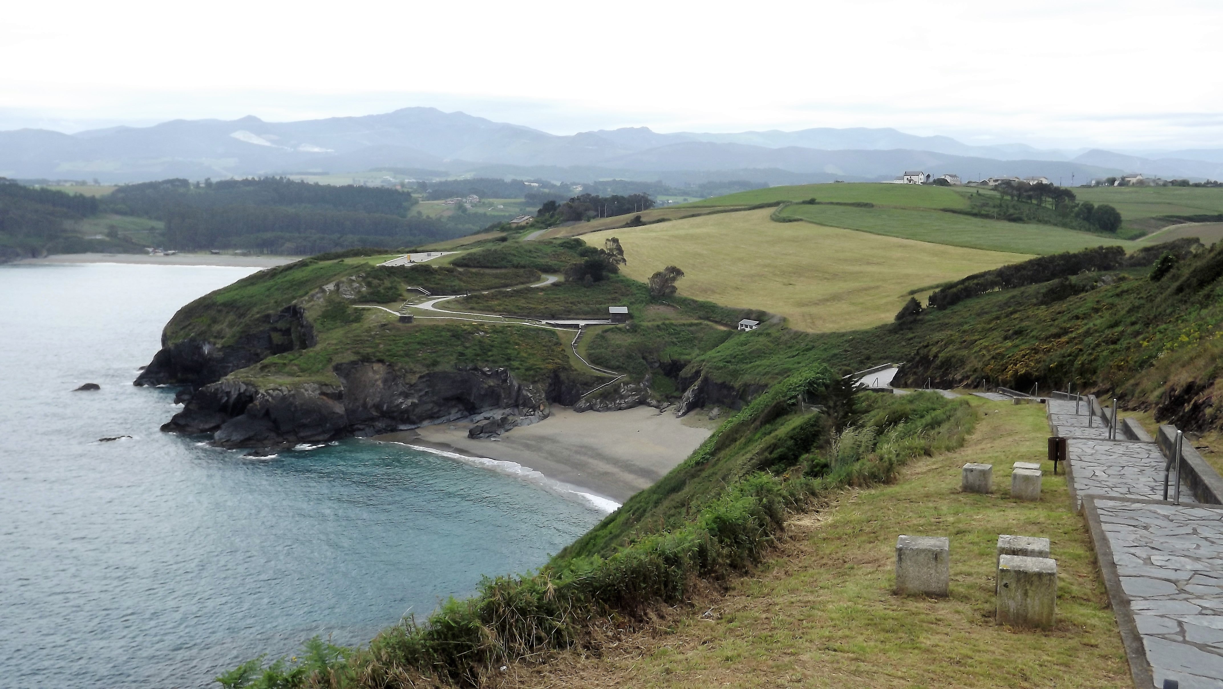 Playa de Arnielles en Coaña: calidad del agua excelente.