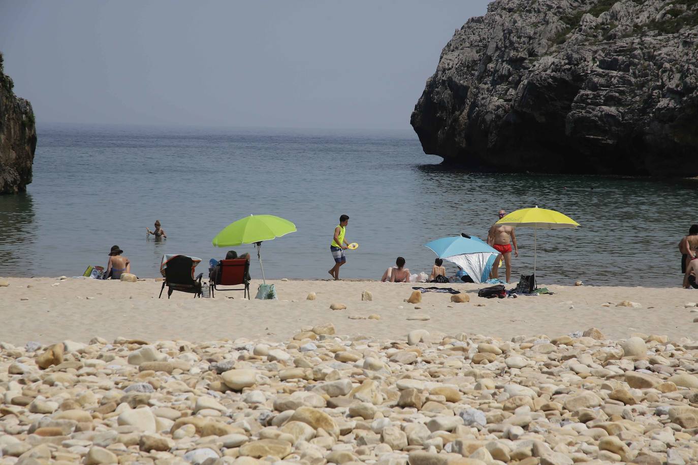 Playa de Cuevas del Mar en LLanes: calidad del agua excelente.