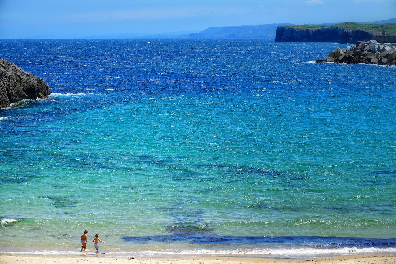 Playa de El Sablón en Llanes: calidad del agua excelente.