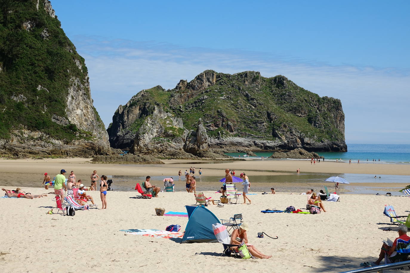 Playa de La Franca en Ribadedeva: calidad del agua excelente.