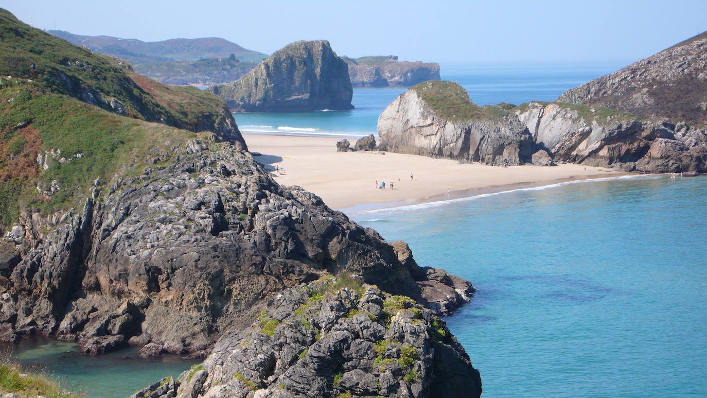 Playa de Poo en Llanes: calidad del agua buena.