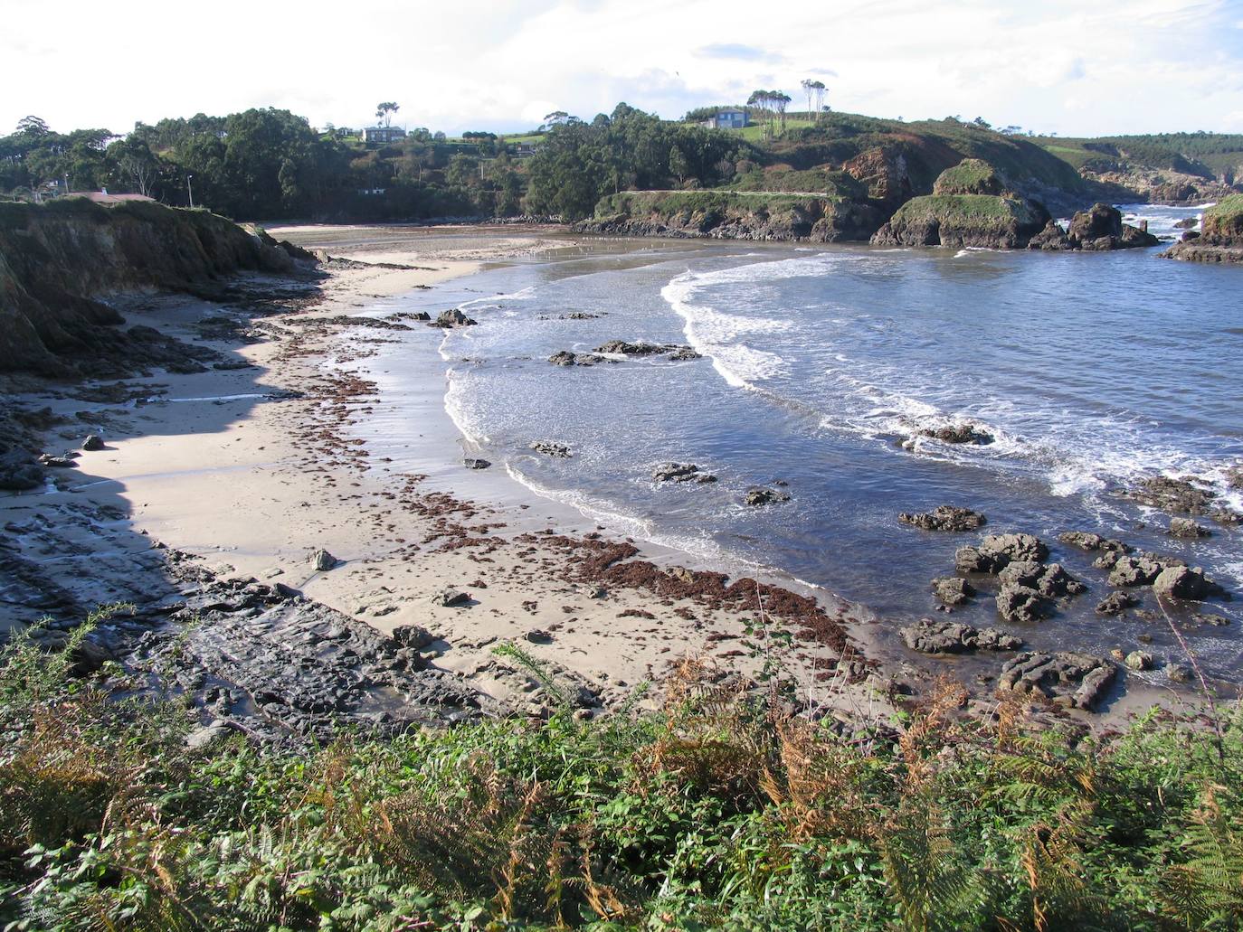 Playa de Porcía en El Franco: calidad del agua buena.