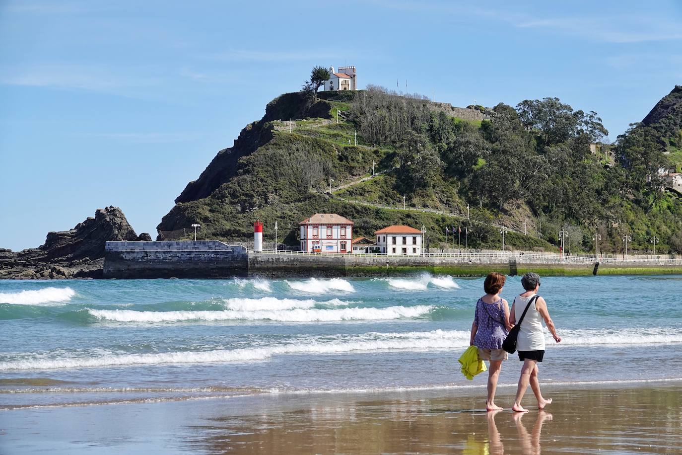 Playa de Santa Marina en Ribadesella: calidad del agua suficiente.