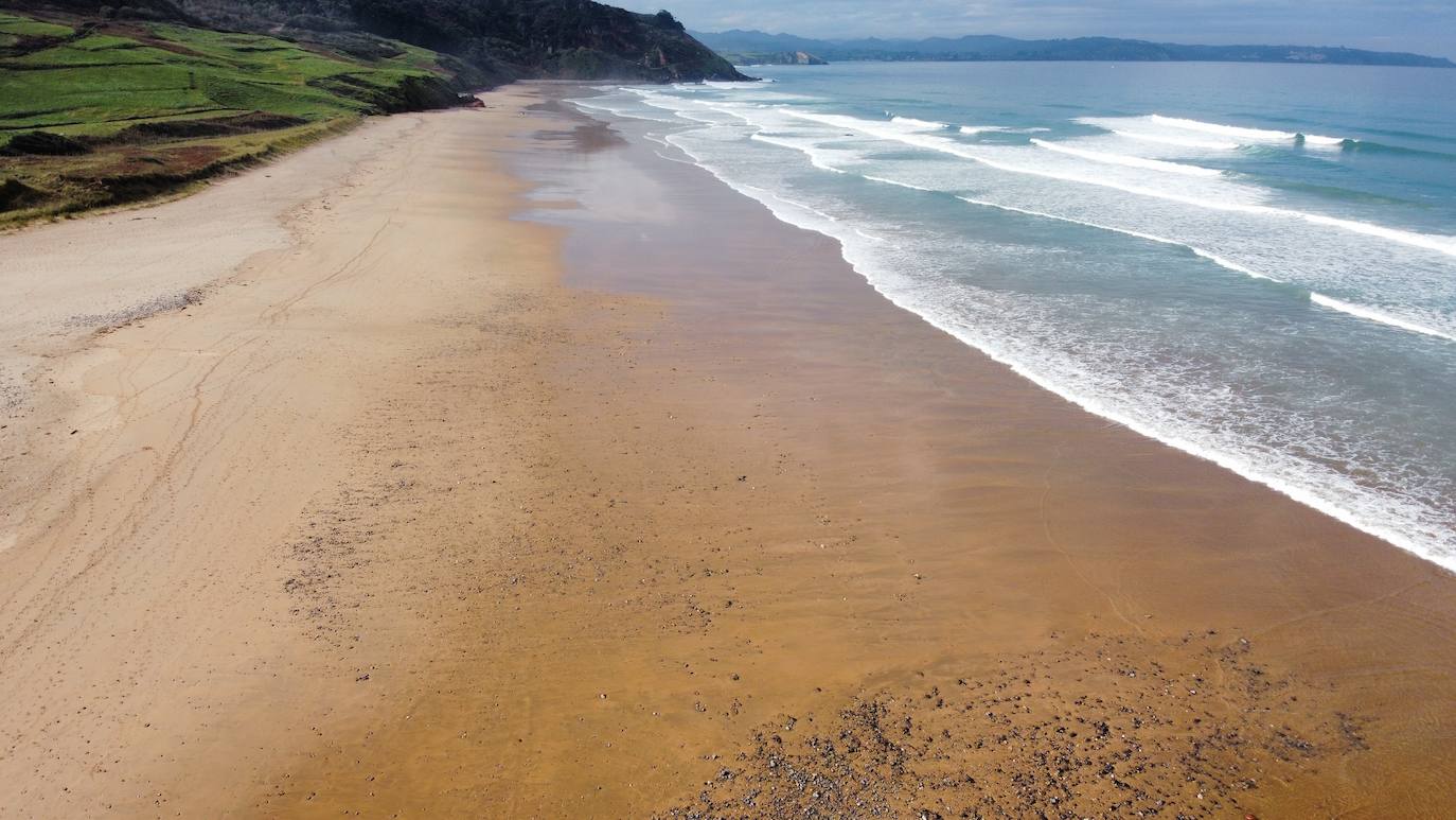 Playa de Vega o 'El Playón de Vega' en Ribadesella: calidad del agua exclente.