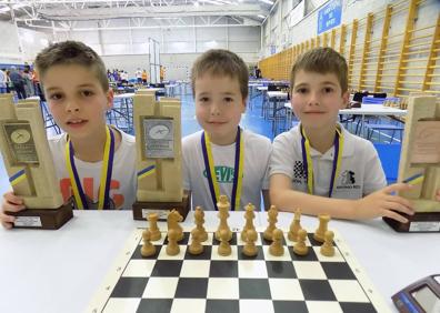 Imagen secundaria 1 - Pablo Calvo, De Lera y Menéndez, podio de la categoría | Calvo, campeón sub 8 de los Juegos Escolares