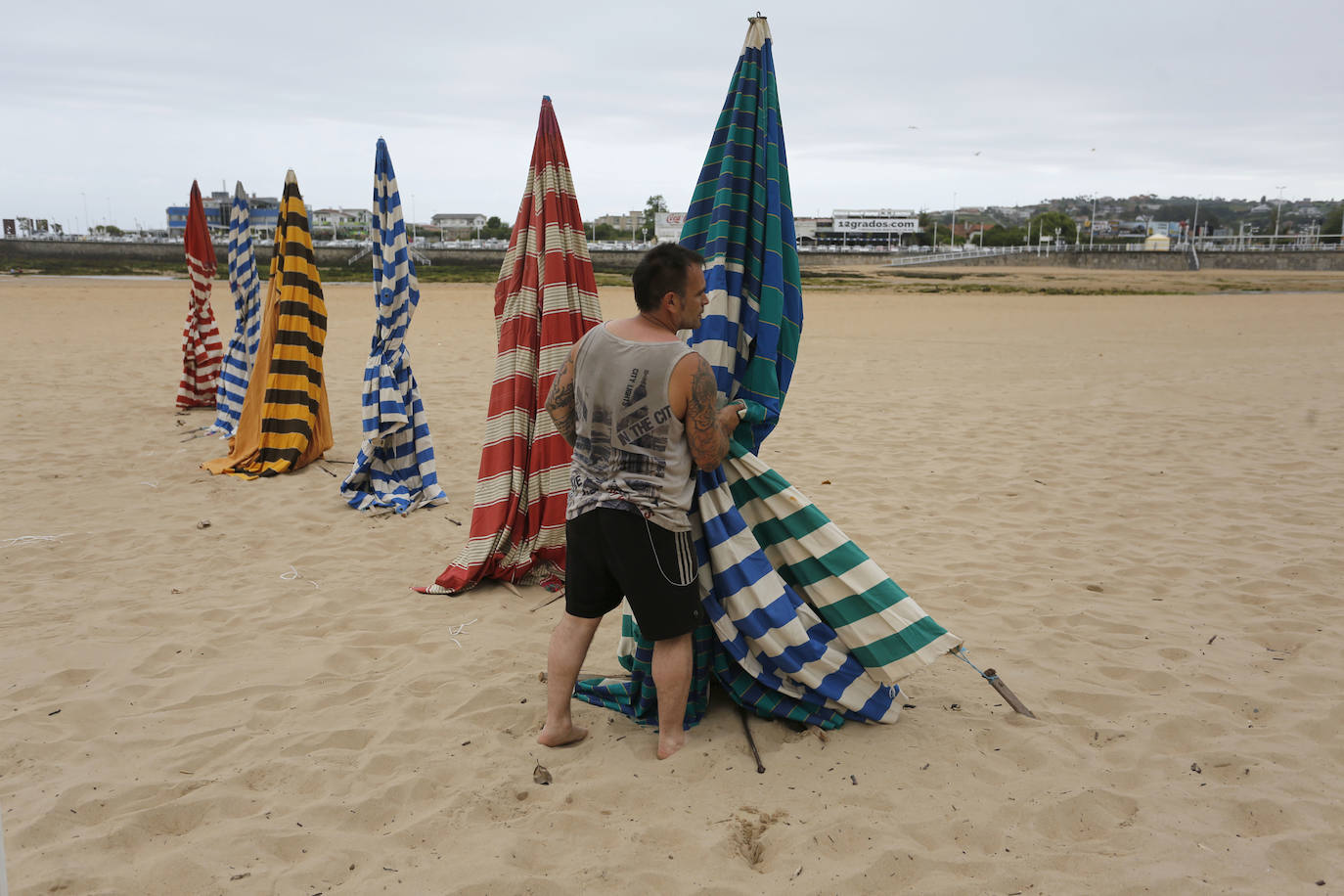 Las 115 casetas autorizadas por la Demarcación de Costas de Asturias para la playa de San Lorenzo ya se encuentran apiladas en el arenal gijonés. Después de dos años de ausencia por las restricciones derivadas de la pandemia sanitaria, las icónicas casetas comenzaron a instalarte este lunes en las escaleras 7, 12 y 14.