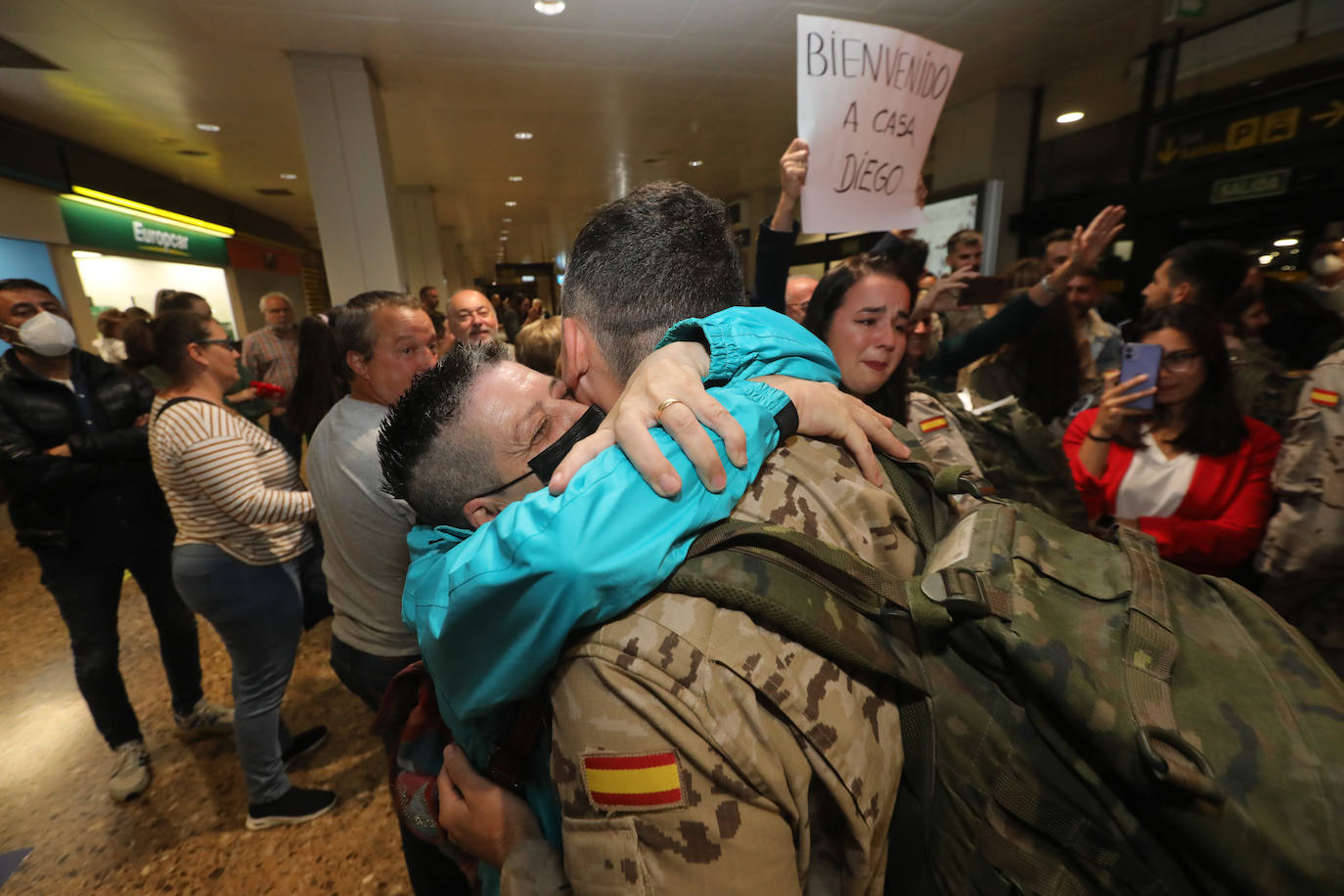 Este lunes, alrededor de las once de la noche, llegaba al Aeropuerto de Asturias el vuelo con los militares de la Brigada Galicia VII, con parte de personal del Regimiento de Infantería «Príncipe» nº 3, procedentes de Irak. A su llegada, familiares y amigos les esperaban impacientes después de varios meses. Son cien militares que habían viajado al país con la finalidad de instruir al ejército nacional para que sea capaz de combatir la yihad y asegurar la estabilidad nacional. 