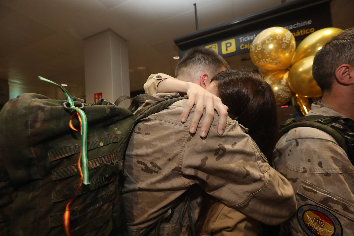 Este lunes, alrededor de las once de la noche, llegaba al Aeropuerto de Asturias el vuelo con los militares de la Brigada Galicia VII, con parte de personal del Regimiento de Infantería «Príncipe» nº 3, procedentes de Irak. A su llegada, familiares y amigos les esperaban impacientes después de varios meses. Son cien militares que habían viajado al país con la finalidad de instruir al ejército nacional para que sea capaz de combatir la yihad y asegurar la estabilidad nacional. 