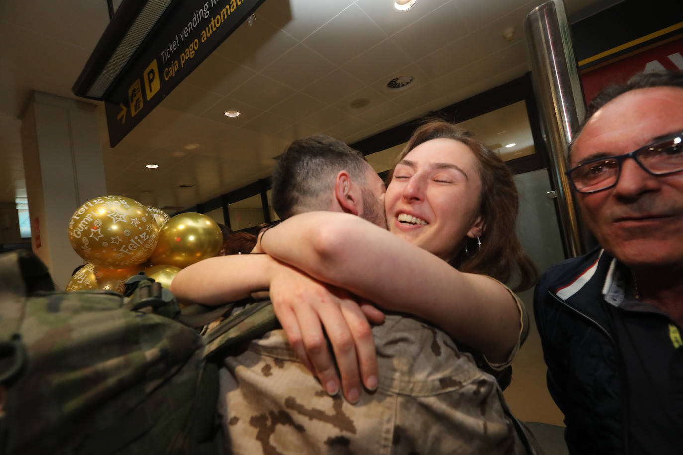 Este lunes, alrededor de las once de la noche, llegaba al Aeropuerto de Asturias el vuelo con los militares de la Brigada Galicia VII, con parte de personal del Regimiento de Infantería «Príncipe» nº 3, procedentes de Irak. A su llegada, familiares y amigos les esperaban impacientes después de varios meses. Son cien militares que habían viajado al país con la finalidad de instruir al ejército nacional para que sea capaz de combatir la yihad y asegurar la estabilidad nacional. 