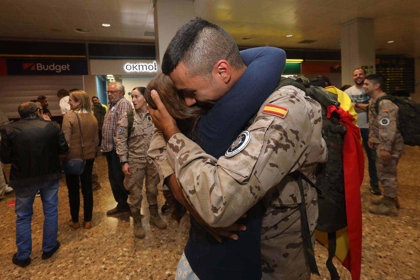 Este lunes, alrededor de las once de la noche, llegaba al Aeropuerto de Asturias el vuelo con los militares de la Brigada Galicia VII, con parte de personal del Regimiento de Infantería «Príncipe» nº 3, procedentes de Irak. A su llegada, familiares y amigos les esperaban impacientes después de varios meses. Son cien militares que habían viajado al país con la finalidad de instruir al ejército nacional para que sea capaz de combatir la yihad y asegurar la estabilidad nacional. 