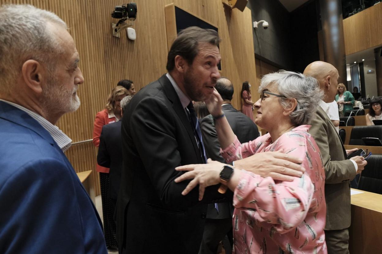 Oscar Puente, alcalde de Valladolid, y Ana González en el Congreso de los Diputados. 