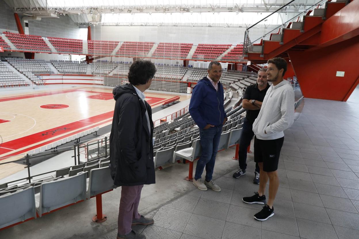 Carreño conversa con Roberto Fernández (de espalda), Fernando Castaño y Adolfo Celorio durante el recorrido por el Palacio. 