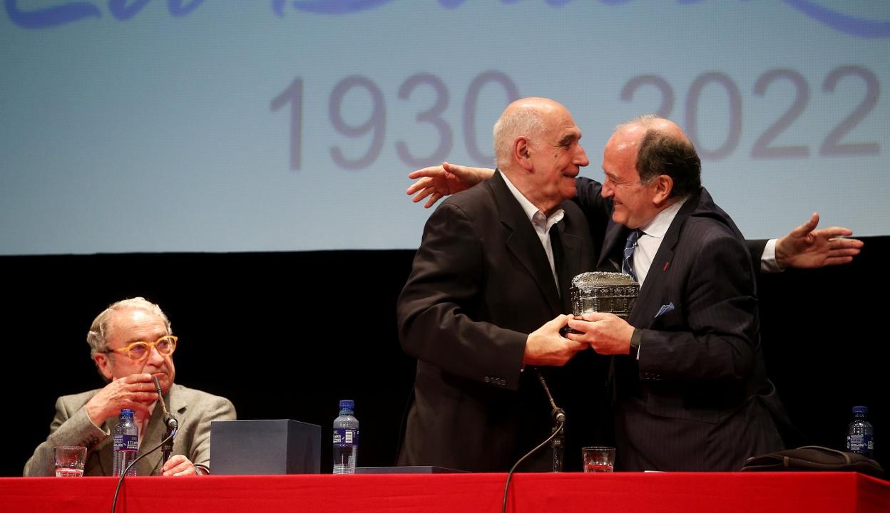 José Antonio Alonso entrega a Juan Carlos Rodríguez-Ovejero una réplica de la capilla de La Balesquida ante Javier Gómez. 