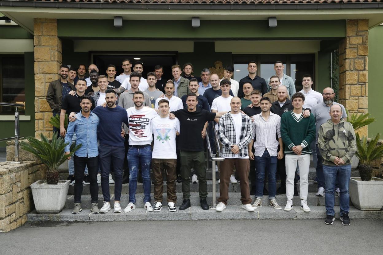 Foto de la plantilla que se reunió ayer para almorzar en Casa Lobato con motivo del cierre de la temporada.