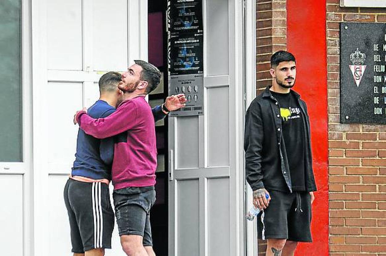 Aitor García, abrazando a Campuzano, con Berrocal en segundo plano.