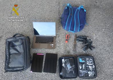 Imagen secundaria 1 - Pertenencias encontradas en el vehículo. 