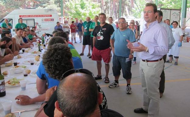 Imagen principal - Arriba, Francisco Eloy Jorge Gómez, alcalde del PP, da la bienvenida a la marcha del carbón a su municipio. A la izquierda, los familiares de Xata Roxa bajaron a Madrid a ayudar con la comida y a la derecha, quesos de La Peral que fueron regalados a la marcha.