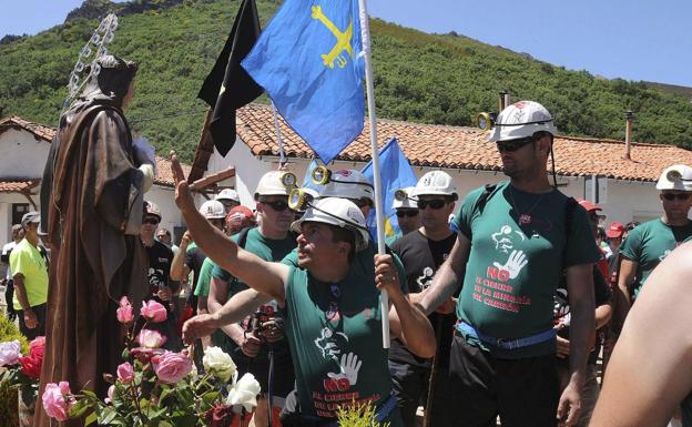 Mineros asturianos saludan a su patrona, Santa Bárbara, a su llegada a Gordón.