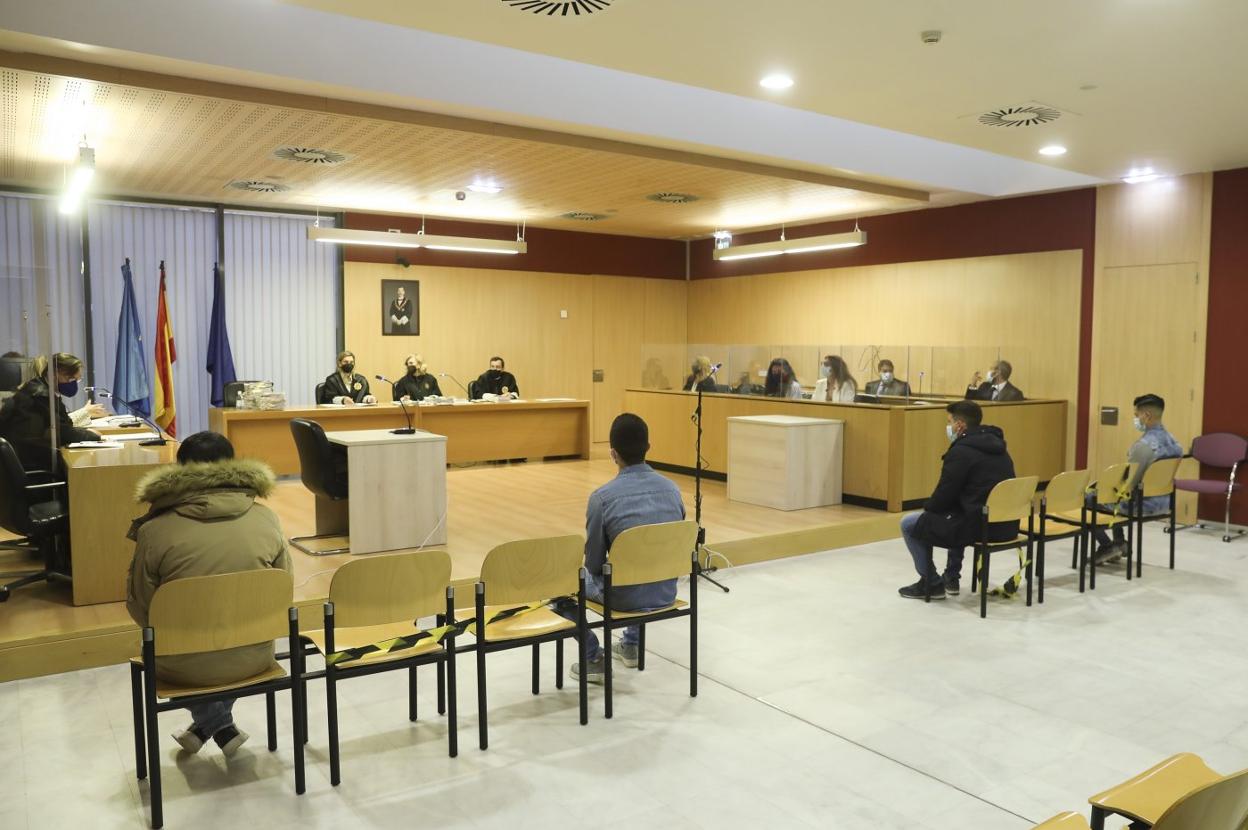Los cuatro condenados, durante el juicio celebrado en la Audiencia Provincial en octubre. 
