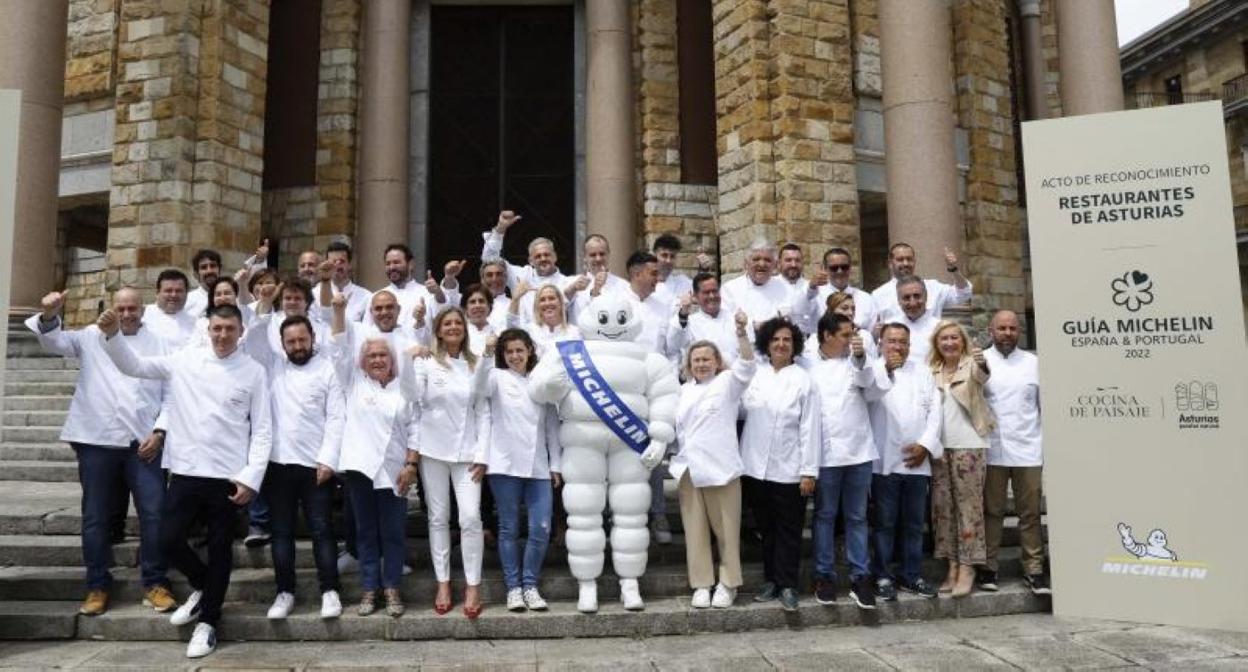Los cocineros asturianos con presencia en Michelin homenajeados ayer en la Laboral, con Berta Piñán y Graciela Blanco, consejera y viceconsejera de Turismo; Mónica Rius, directora de Comunicación España y Portugal de Michelin y su famoso muñeco, en las escaleras de la iglesia. 